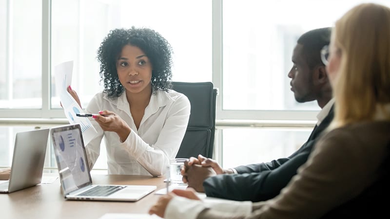 Medewerkers bespreken het drukken Medewerkers bespreken het drukken
