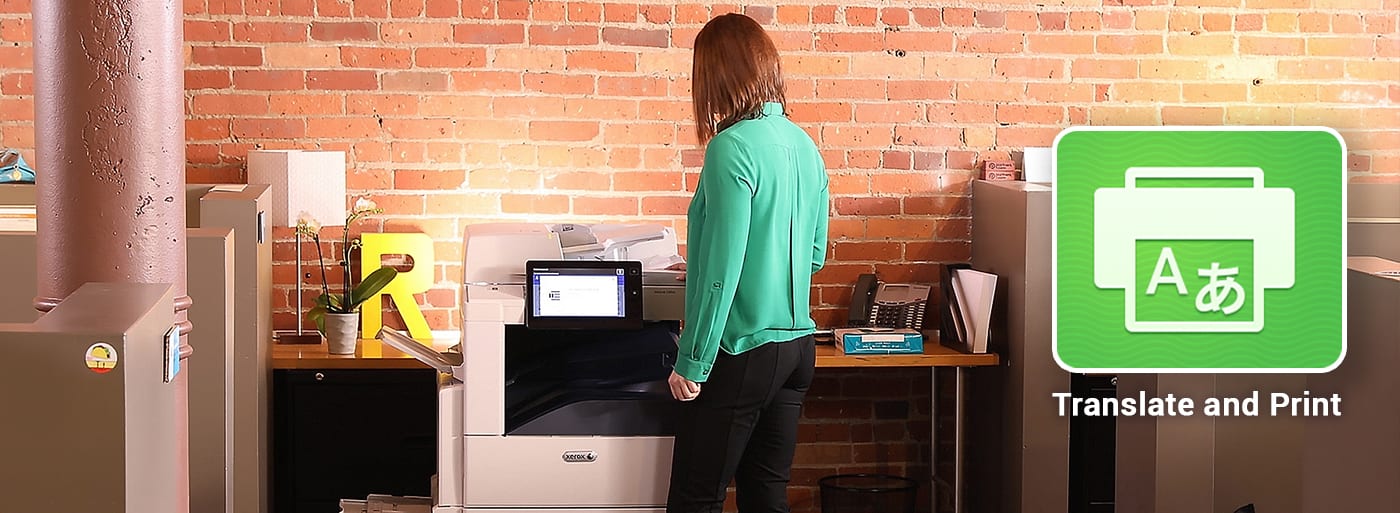Vrouw die een printer gebruikt Vrouw die een printer gebruikt
