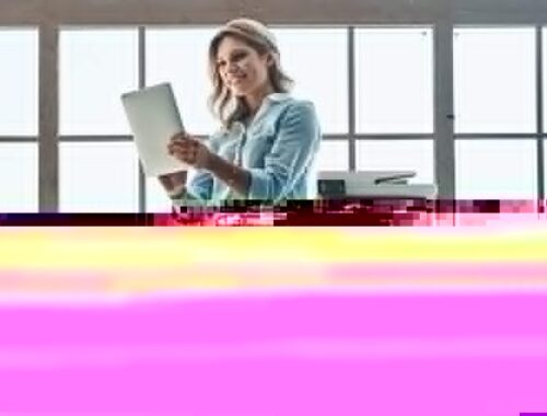 Xerox® B235 Multifonction Printer vrouwelijk kantoor