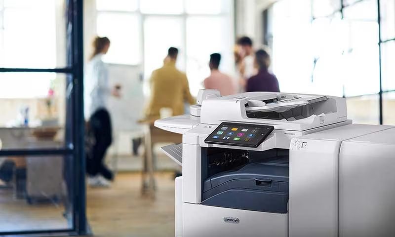 Imprimante multifonction Xerox® AltaLink dans un bureau Imprimante multifonction Xerox® AltaLink dans un bureau