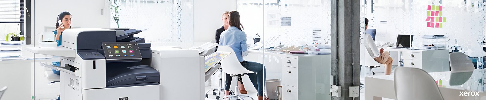 Un bureau spacieux doté d'une imprimante Xerox® et d'un ordinateur sur un bureau, mettant en valeur un environnement de travail professionnel. Un bureau spacieux doté d'une imprimante Xerox® et d'un ordinateur sur un bureau, mettant en valeur un environnement de travail professionnel.
