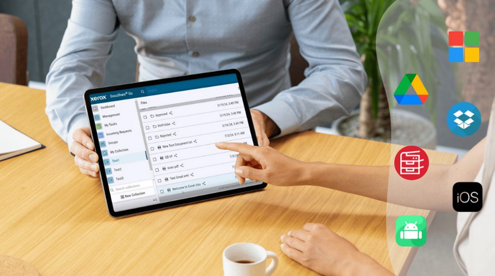 Xerox® DocuShare® Go: naadloze compatibiliteit en integratie Een hand met een smartphone communiceert met het touchscreen van een multifunctionele printer van Xerox. Er worden verschillende pictogrammen weergegeven, waaronder logo's voor mobiele apparaten en cloudopslag. Dit staat symbool voor brede compatibiliteit en naadloze integratie met Xerox DocuShare Go.