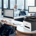 Xerox® C305ae kantoorprinter in een werkomgeving